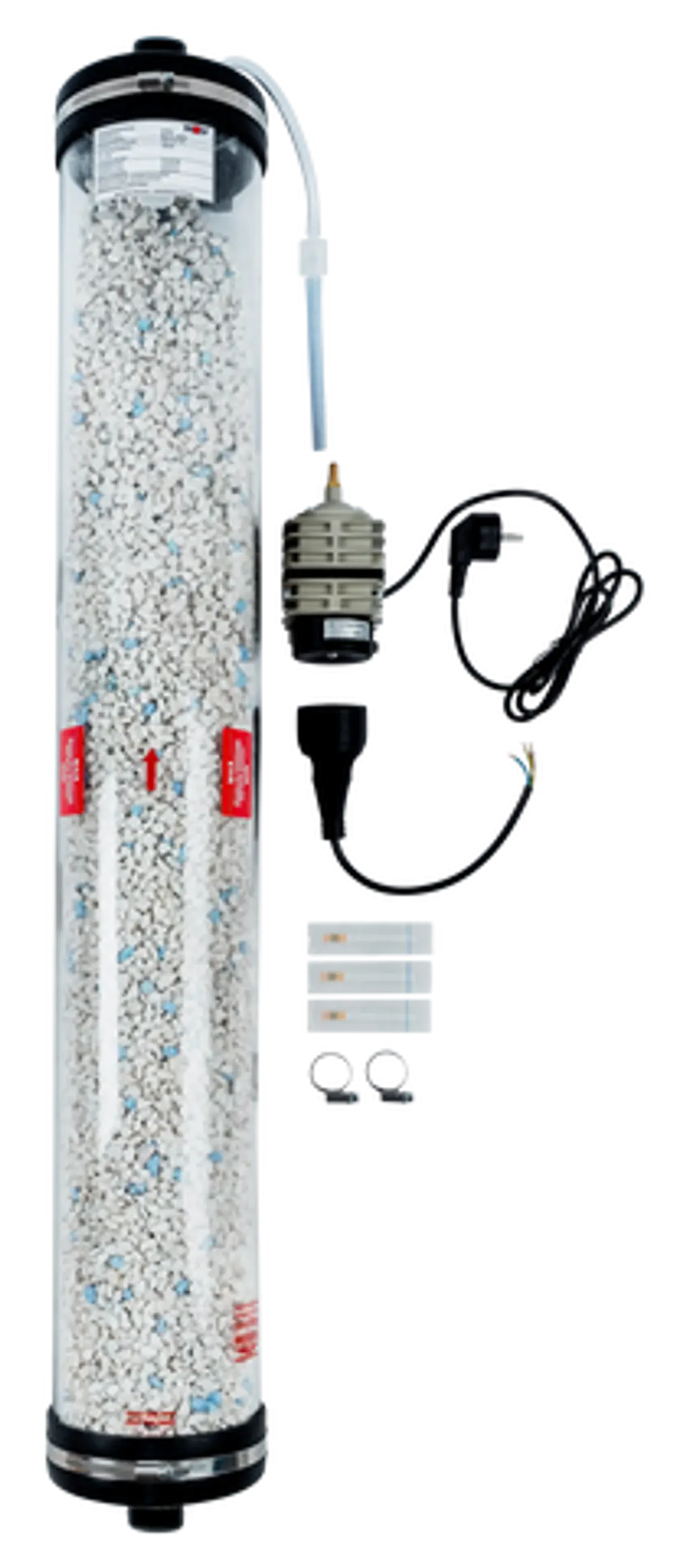 Wolf Neutralisator mit Booster für Gasbrennwertkessel, transparentes Gehäuse mit Granulatfüllung, Anschluss für Stromversorgung, und Zubehörteile für Installation.